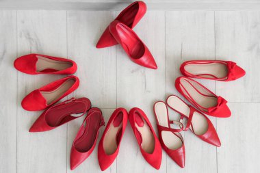 Yerde kırmızı ayakkabılar, üst manzara.