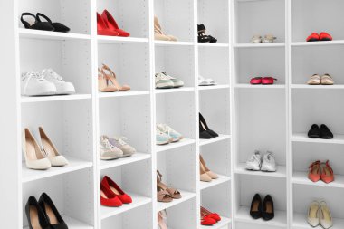 Odada farklı kadın ayakkabıları olan raf ünitesi.