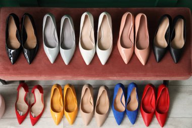 Odada topuklu pembe bank, üst manzara.