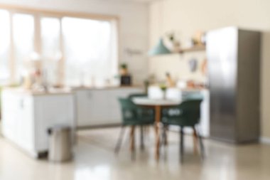 Tezgahlı, raflı ve yemek masalı bulanık mutfak manzarası