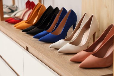 Yüksek topuklu ayakkabılar tuvalette, yakın plan.