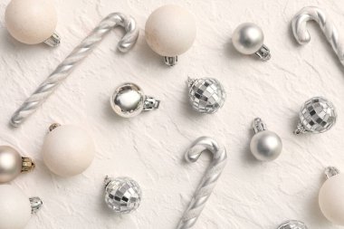 Beyaz grunge arka planda baston şekerli gümüş Noel mücevherleri