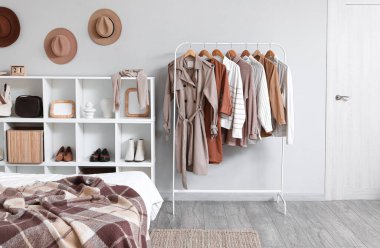 Modern yatak odasının şık iç dekorasyonu ve elbise askısı.