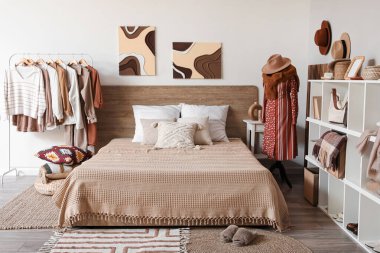 Modern yatak odasının iç kısımlarında giysi, manken ve raf rafları var.