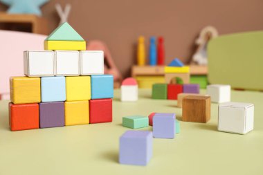 Çocuklar odasındaki masanın üstünde, yakın plan.