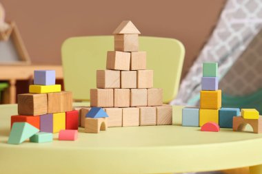 Çocuk odasındaki masada tahta küpler, yakın plan.