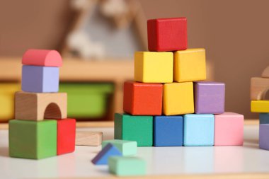 Çocuklar odasındaki masanın üstünde, yakın plan.