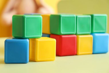 Çocuk odasındaki masada renkli küpler, yakın plan.