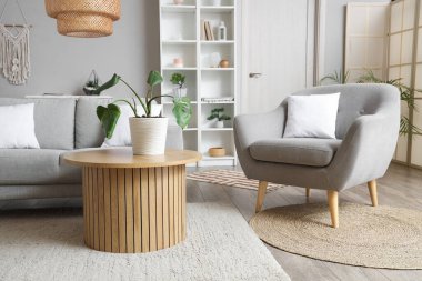 Oturma odasının içinde kanepe, sehpa ve koltuk var.