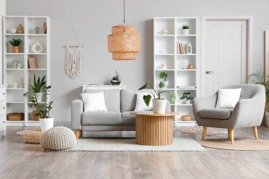 Oturma odasının içinde kanepe, sehpa ve raf üniteleri var.