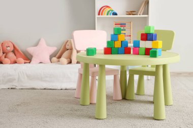 Çocuk odasındaki masada renkli küpler