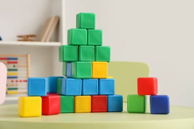 Çocuk odasındaki masada renkli küpler