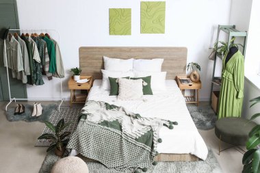 Elbise askılığı ve mankeni olan şık bir yatak odası.