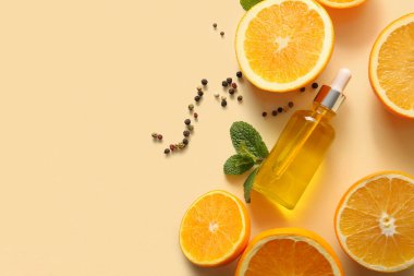 Nane, biber ve bej kaplama taze meyveli bir şişe portakal yağı.