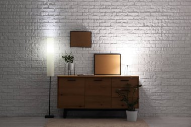 Klozet, boş çerçeve ve parlak lambalı karanlık odanın içi