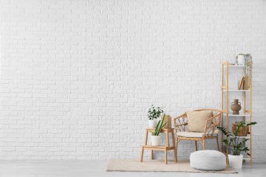 Oturma odasının içinde koltuk, tabure ve raf ünitesi var.