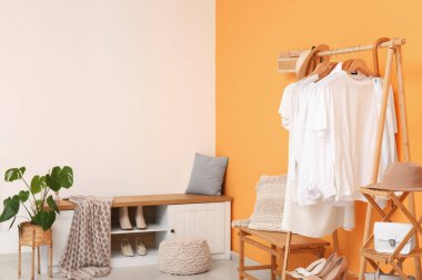 Elbise askıları ve bankları olan şık bir koridorun içinde.