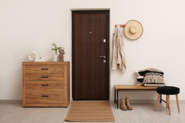 Koridorun içinde kapı, bank ve tuvalet var.