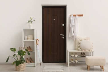 Koridorun içinde kapısı, durağı ve raf ünitesi var.