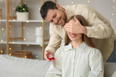 Genç adam kız arkadaşına evlenme teklif ediyor.