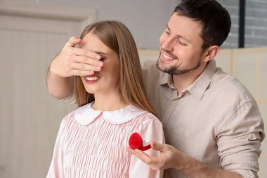 Mutlu genç adam, kız arkadaşına evlenme teklif ediyor.