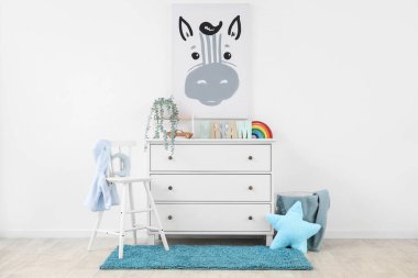 Klozet, sandalye ve resimli bebek odasının içi