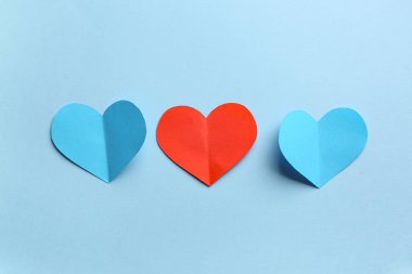 Mavi arka planda kağıt kalpler. Sevgililer Günü kutlaması