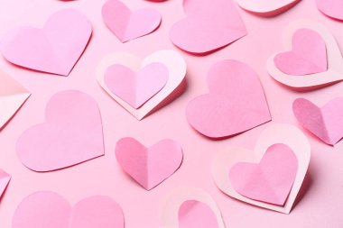 Pembe arka planda bir sürü kağıt kalp. Sevgililer Günü kutlaması