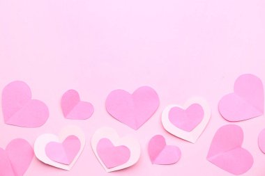Pembe arka planda bir sürü kağıt kalp. Sevgililer Günü kutlaması