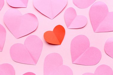 Pembe arka planda bir sürü kağıt kalp. Sevgililer Günü kutlaması