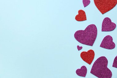 Mavi arka planda bir sürü kalp var. Sevgililer Günü kutlaması