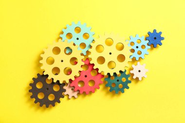 Sarı arka planda ahşap dişliler