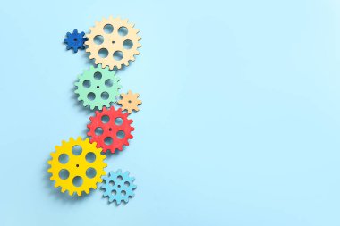 Açık mavi zemin üzerinde ahşap dişliler