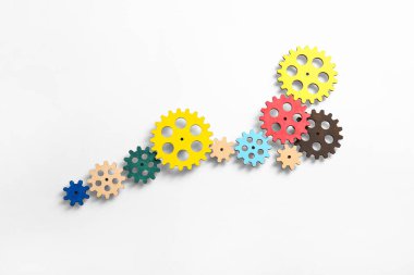 Beyaz arkaplanda ahşap dişliler