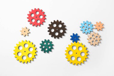 Beyaz arkaplanda ahşap dişliler