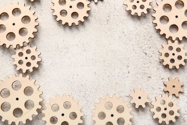 Açık arkaplandaki ahşap dişlilerden yapılmış çerçeve