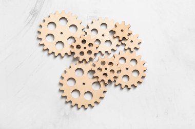 Hafif arkaplanda ahşap dişliler