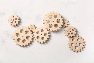 Hafif arkaplanda ahşap dişliler