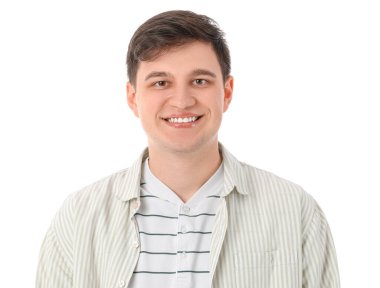 Beyaz arka planda sağlıklı dişleri olan gülümseyen genç bir adam.