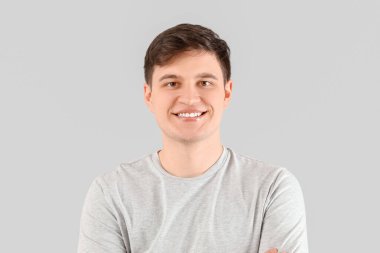Sağlıklı dişleri parlak gülümseyen genç adam, yakın plan.