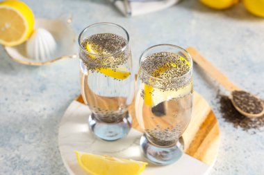 Bir bardak limon suyu ve grunge masasında chia tohumları, yakın plan.