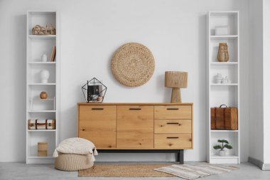 Ahşap klozet ve raf üniteleriyle aydınlatma odasının içi