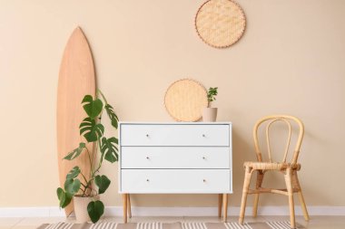 Klozet, sandalye ve bitkilerle dolu bir oturma odası.