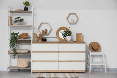 Klozet, raf ünitesi ve taburesi olan aydınlık oturma odasının içi