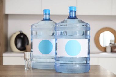 Mutfakta cam kaplı şişeler dolusu temiz su.