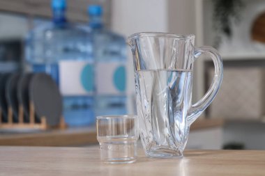 Mutfakta cam kaplı bir sürahi temiz su, yakın plan.