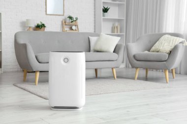 Modern hava temizleyicisi oturma odasında yerde.