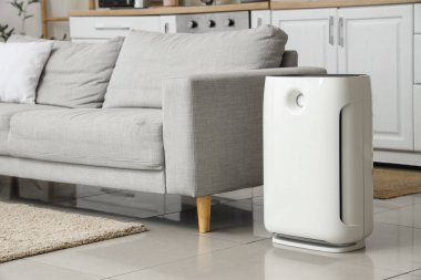 Mutfaktaki kanepenin yanında modern hava temizleyici var.