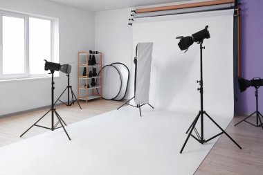 Profesyonel ekipman ve beyaz arkaplanlı fotoğraf stüdyosunun içi