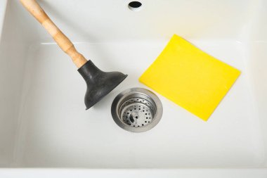 Temiz seramik lavabo, süzgeç, bez ve lavabo, yakın çekim.